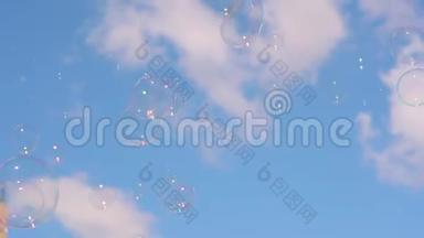 数千个肥皂泡飘向天空的视频。 一团闪闪发光的气泡飘向天空